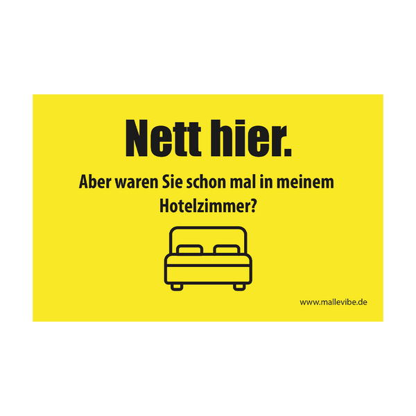 Mallorca Sticker „Nett hier Hotelzimmer" von MalleVibe – Gelber Hintergrund mit schwarzer Schrift