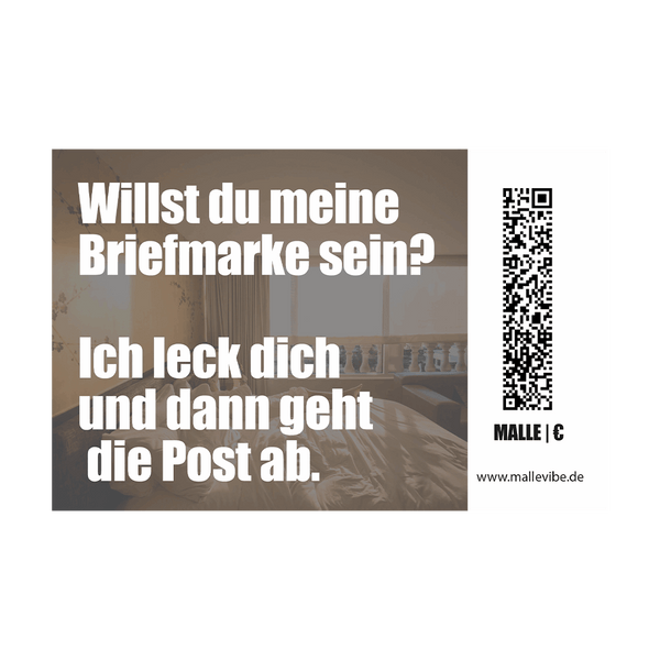 Mallorca Sticker „Briefmarke" von MalleVibe – Foto eines Hotelzimmers mit einem ungemachten Bett