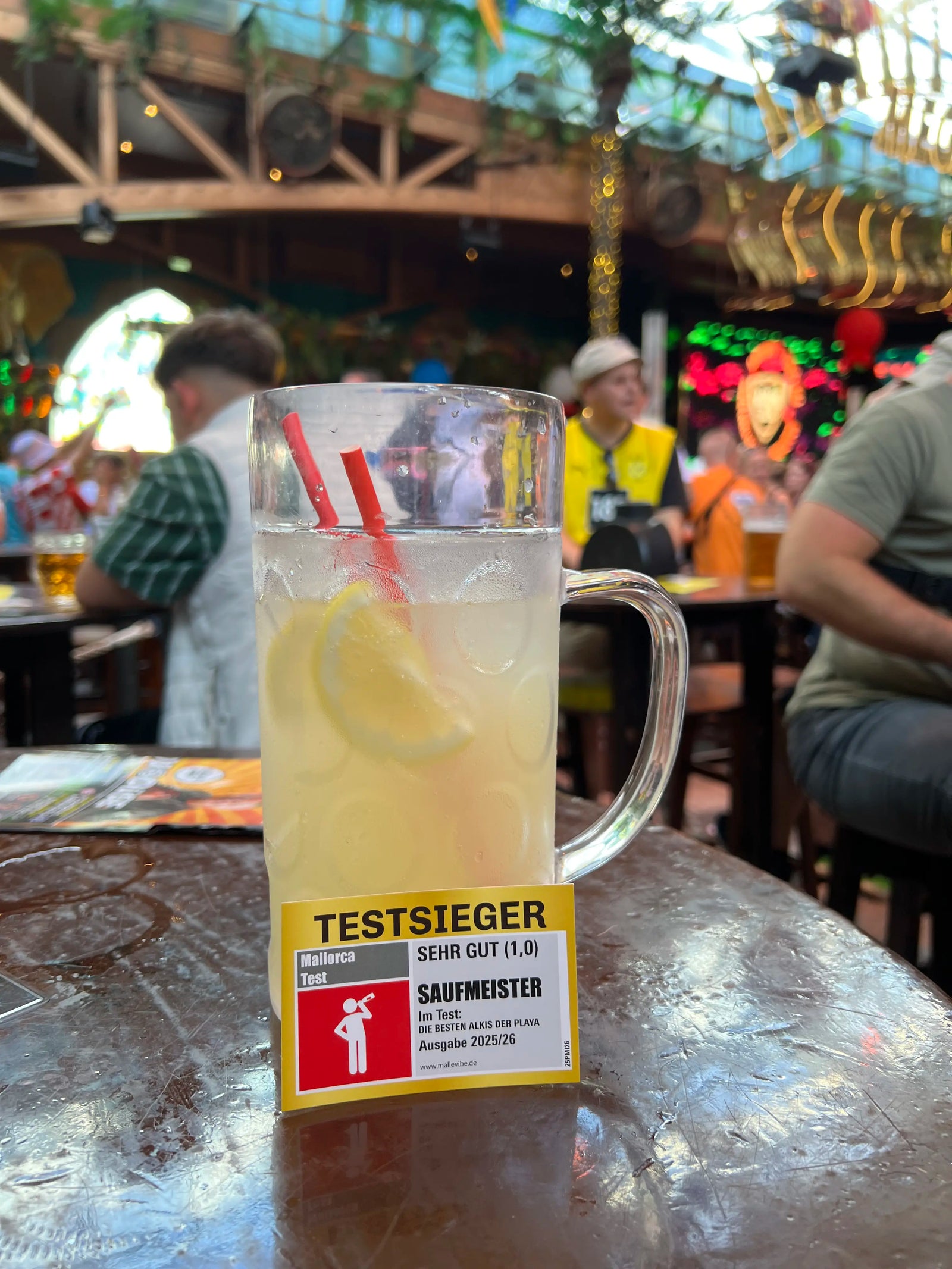MalleVibe Testsieger-Sticker auf Bierkrug am Ballermann — Mallorca Sticker im Einsatz